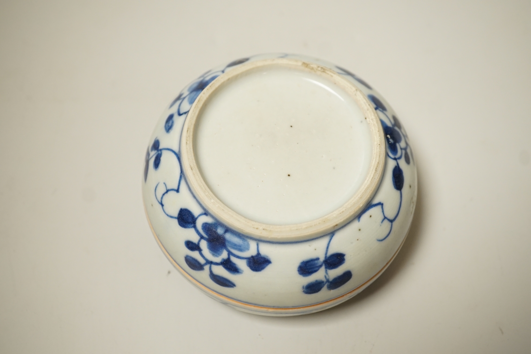 A Chinese bowl and cover - shipwreck Ca Mau, early 18th century, 10cm diameter